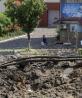 En el centro de la ciudad de Bakhmut, Donetsk debido al ataque con misiles se hizo un agujero grande en la tierra.