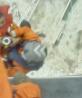 Los rescatistas suben a un miembro de la tripulación de un barco que se hunde a un helicóptero