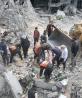 Palestinos buscan sobrevivientes tras un bombardeo israelí, ayer, en Gaza.