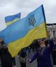 Fieles católicos ondean una bandera ucraniana en la Santa Sede, ayer, tras el mensaje del Papa en torno a la guerra.
