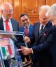Bill Nelson le muestra una imagen a AMLO, ayer en Palacio Nacional.