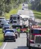 Autoridades de Estados Unidos trabajan en la escena del accidente del autobús, el martes 14 de mayo.