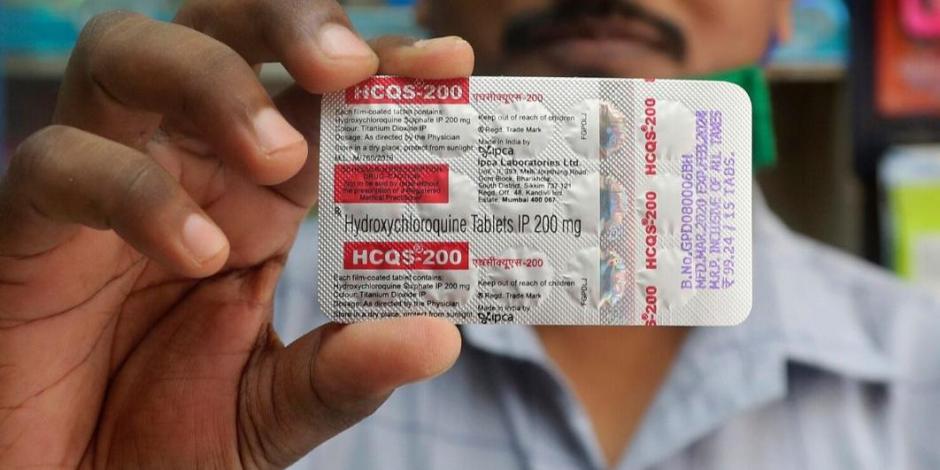 Un químico indio sostiene tabletas de hidroxicloroquina, el pasado 19 de mayo.