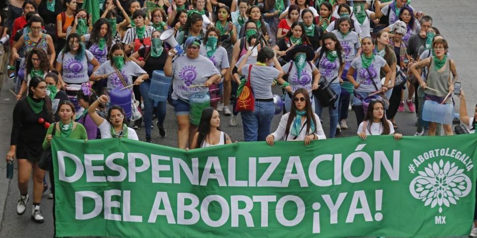 El Presidente Andrés Manuel López Obrador se pronunció a favor de someter a consulta la decisión de despenalizar el aborto en México.