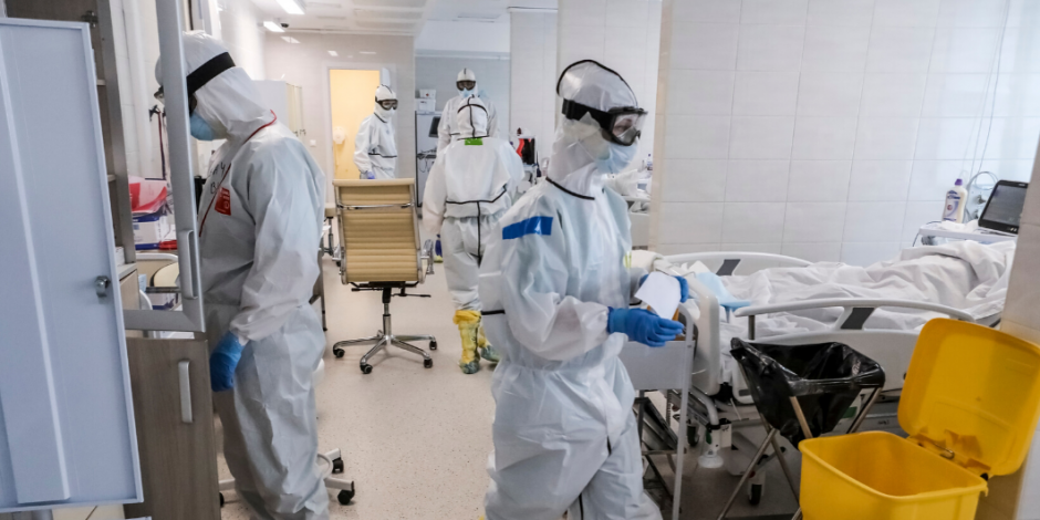 Imagen del 2 de mayo de 2020, médicos trabajan dentro de la unidad de cuidados intensivos para personas infectadas con el COVID-19, en un hospital de Moscú, Rusia.