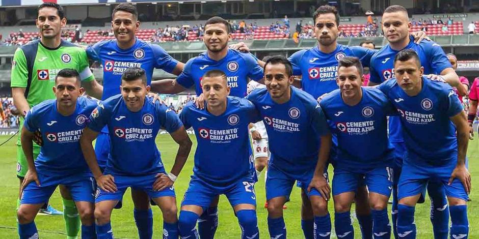 Jugadores de Cruz Azul, en la foto grupal, antes de un juego en el Clausura 2020.