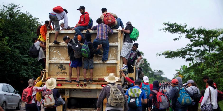 Caravana migrante camina de Veracruz hacia la Ciudad de México