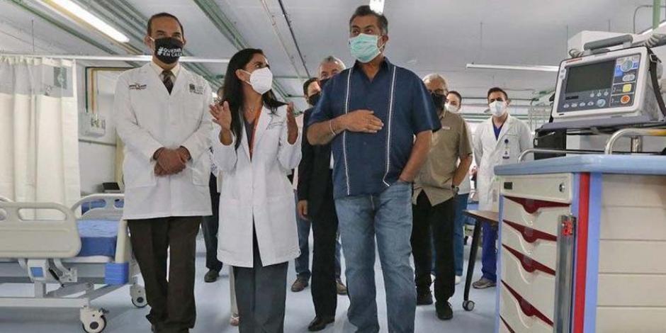 Jaime Rodríguez, gobernador de NL (de camisa azul), recorre módulo hospitalario móvil junto al secretario de salud estatal, Manuel de la O (con cubreboca negro) el pasado 29 de mayo.