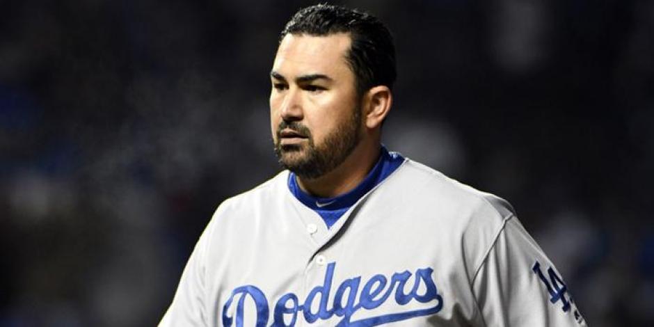 Adrián González, primera base mexicano, anunció este sábado su retiro del beisbol profesional.