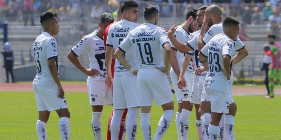 Jugadores de Pumas lamentan una de sus derrotas en el Clausura 2020 de la Liga MX.