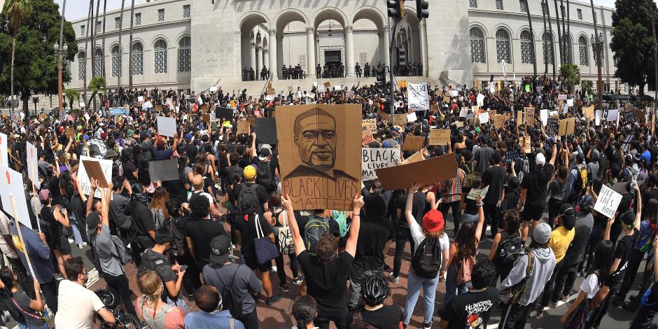 Manifestantes frente al Ayuntamiento de Los Ángeles por la muerte de George Floyd, el 2 de junio de 2020.