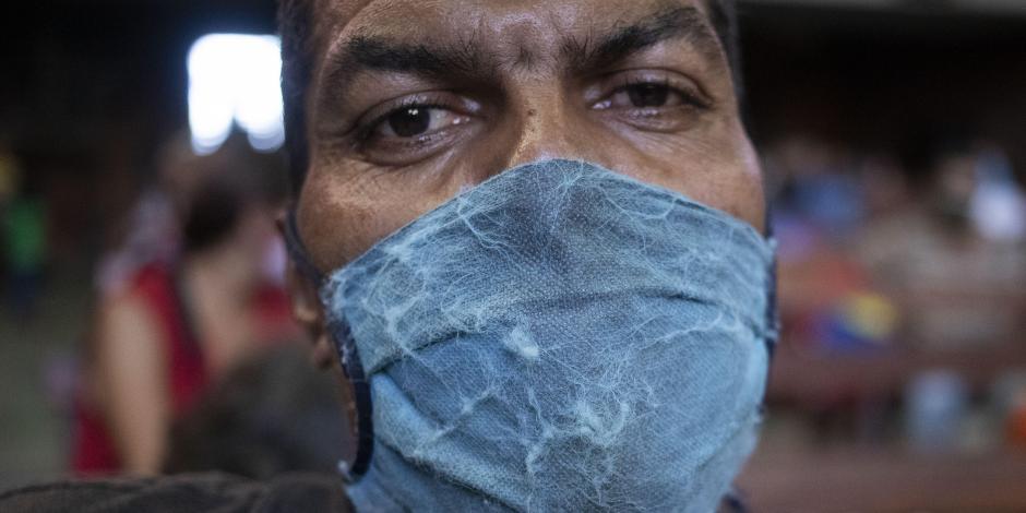 Un hombre con cubrebocas para protegerse del COVID-19, el 22 de mayo de 2020, en Caracas, Venezuela.