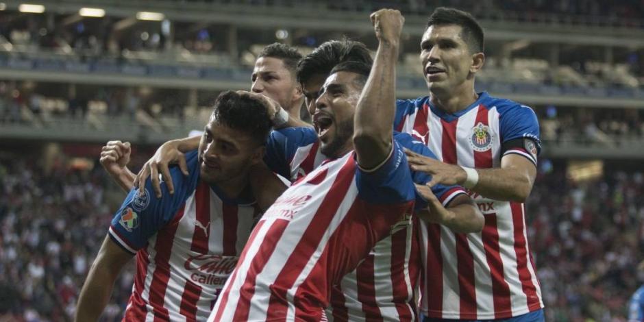 Jugadores del Guadalajara celebran un gol ante Bravos en el Clausura 2020 de la Liga MX.