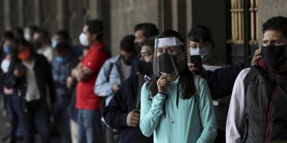 Personas portan cubrebocas y protectores a causa de la pandemia del nuevo coronavirus, en la Ciudad de México, e 1 de junio de 2020.