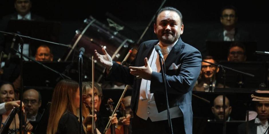 El músico Javier Camarena y la Orquesta Filarmonica de Acapulco en el cierre del Festival Cervantino 2019.