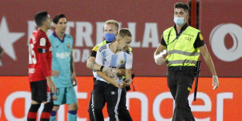 Pese al estricto protocolo sanitario, un sujeto ingresó al terreno de juego en la goleada del Barcelona sobre el Mallorca.