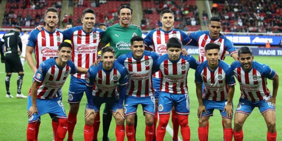 El plantel del Guadalajara posa para una fotografía antes de un partido en el Clausura 2020.