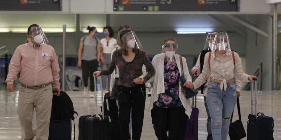 Pasajeros usan caretas, cubrebocas y guantes en el aeropuerto de la Ciudad de México (Archivo).