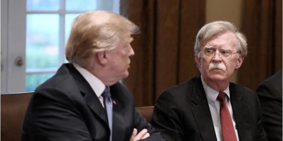 Desde la izq., Donald Trump, expresidente de EU, y John Bolton, su exasesor de seguridad, durante una reunión en la Casa Blanca el 9 de abril de 2018 en Washington D.C.