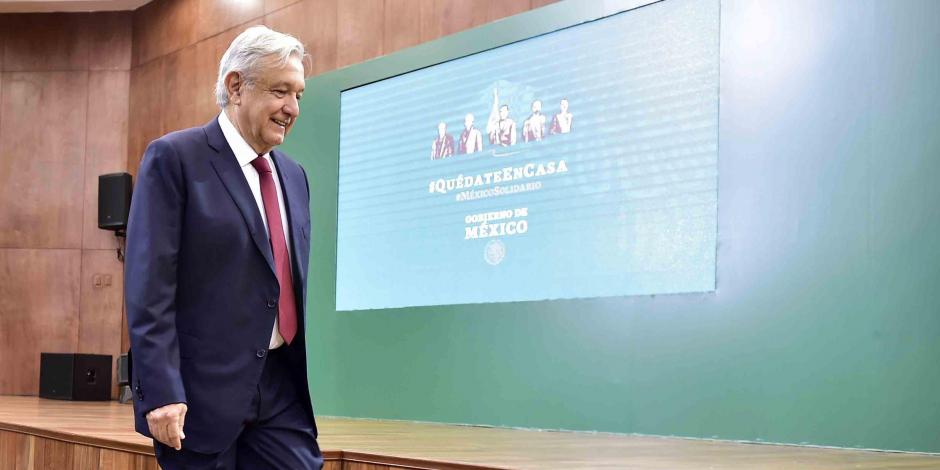 Andrés Manuel López Obrador, presidente de México, llega a su conferencia matutina del miércoles 17 de junio.