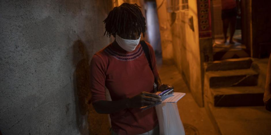 Una persona con cubrebocas para protegerse del coronavirus en la favela Turano en Río de Janeiro, Brasil, el 19 de junio de 2020.