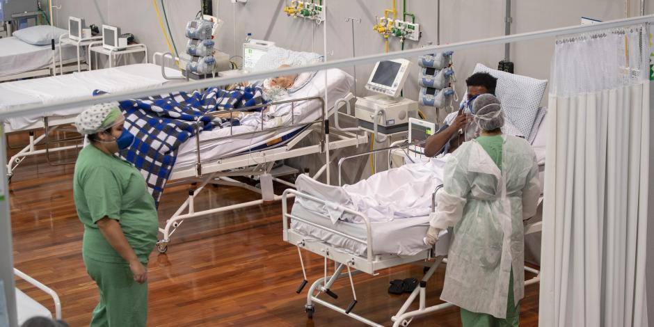 Pacientes de COVID-19 reciben tratamiento mientras yacen en camas en un hospital de campaña construido dentro de un gimnasio en Santo Andre, en Sao Paulo, Brasil, el 9 de junio de 2020.