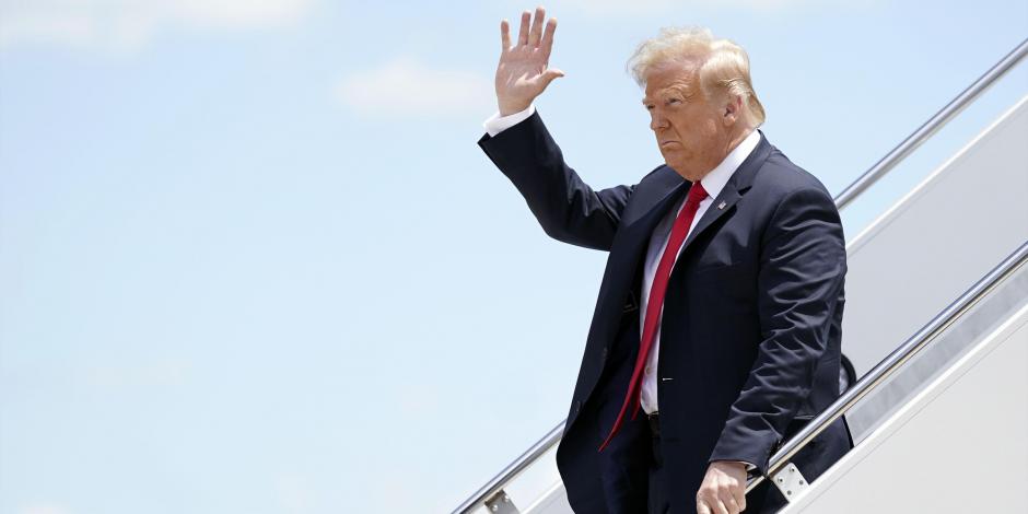 El presidente de Estados Unidos, Donald Trump saluda cuando llega al aeropuerto internacional Austin Straubel en Green Bay, Wisconsin, el 25 de junio de 2020.