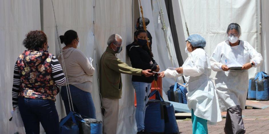 Familiares se presentaron en el Hospital General Tláhuac para recibir informes de sus seres queridos con Covid-19 por parte de los médicos