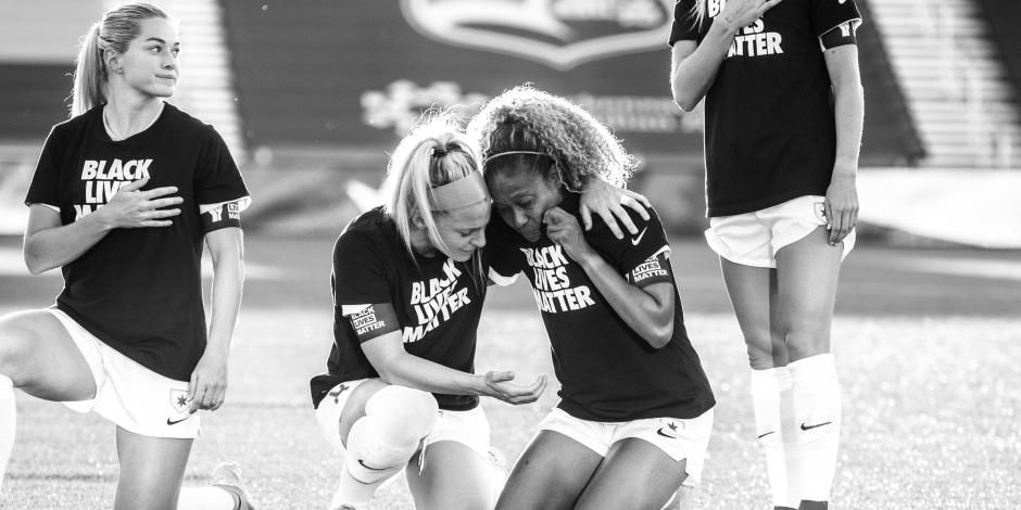 Las jugadoras de ambos conjuntos expresaron su solidaridad con las personas que sufren discriminación racial en Estados Unidos.