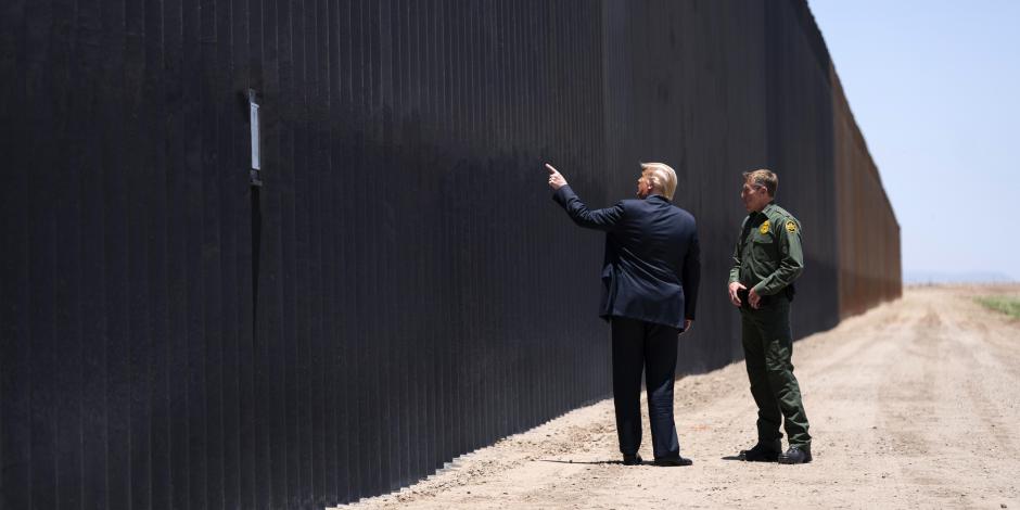 El presidente de Estados Unidos, Donald Trump con Rodney Scott, el jefe de la Patrulla Fronteriza, mientras recorre el muro fronterizo en Arizona, el 23 de junio de 2020.