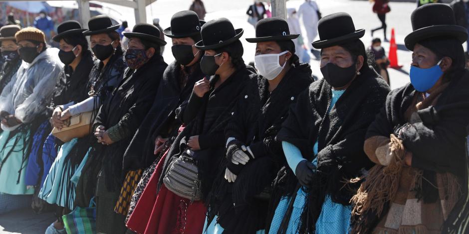Mujeres con cubrebocas para protegerse del COVID-19, en La Paz, Bolivia, el 15 de junio de 2020.
