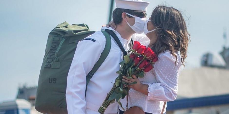 Un marino saluda a su esposa tras arribar de una misión, en las costas de California, el 12 de junio.
