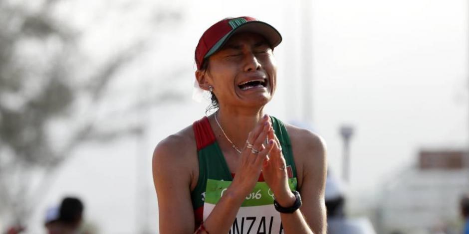 La atleta mexiquense llora justo en el momento en el que se adjudica la plata en Río 2016.