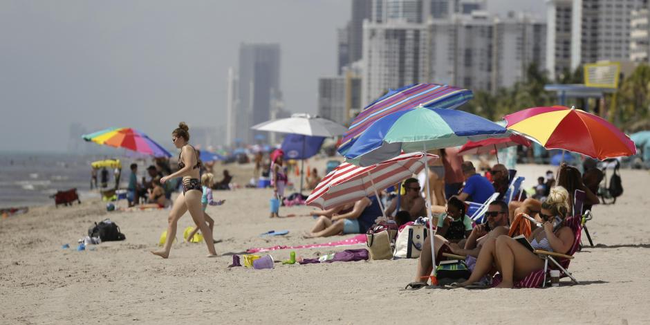 Personas en Hollywood Beach durante la nueva pandemia, el jueves 2 de julio de 2020, en Florida.
