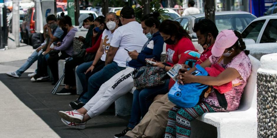 Familiares de pacientes COVID esperan afuera del Hospital General de México