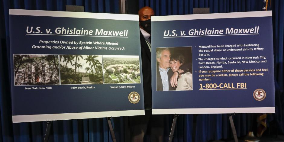 Tarjetas informativas que señalan los cargos que enfrenta Ghislaine Maxwell