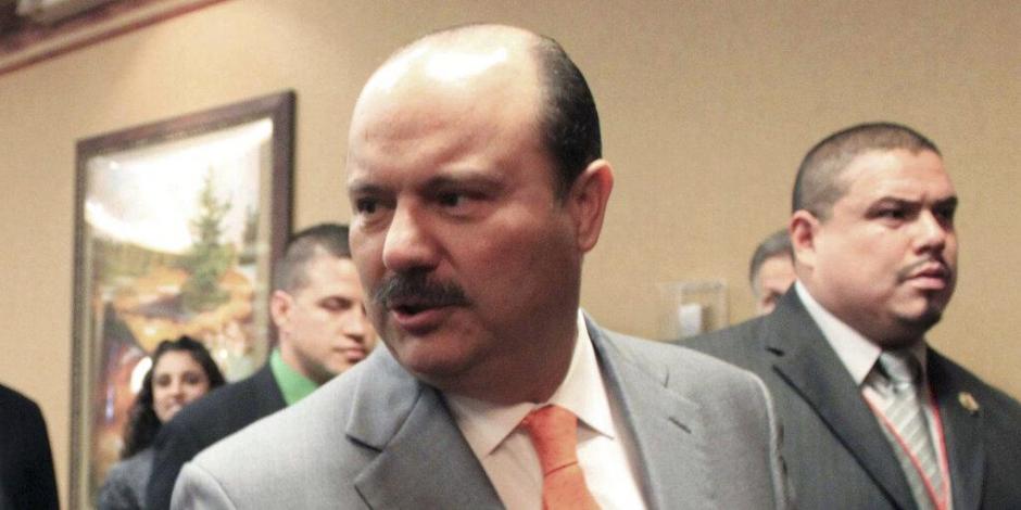 César Duarte es requerido por la Fiscalía General de Chihuahua por desfalco al erario, elevar la deuda pública y desviar recursos a campañas electorales. 