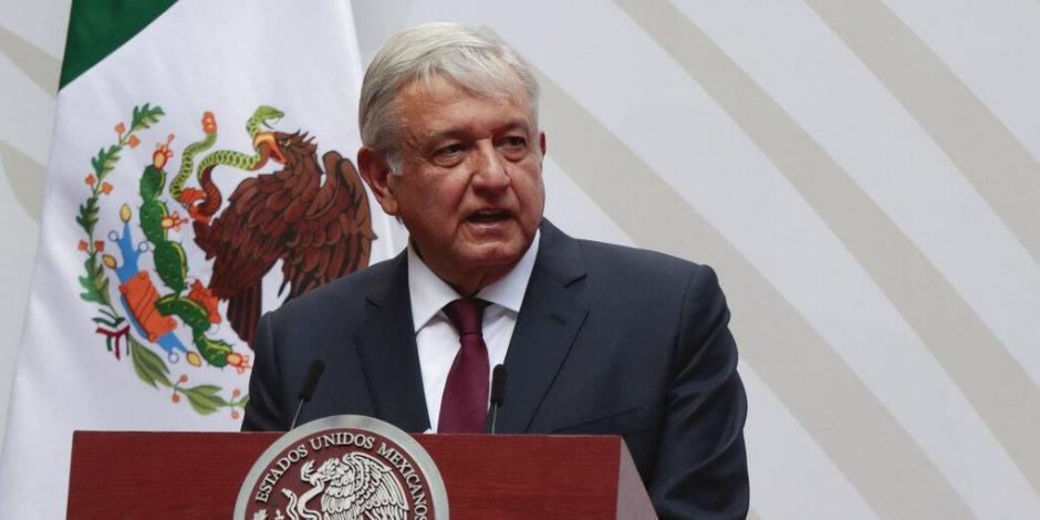 El presidente Andrés Manuel López Obrador en un mensaje desde Palacio Nacional en abril
