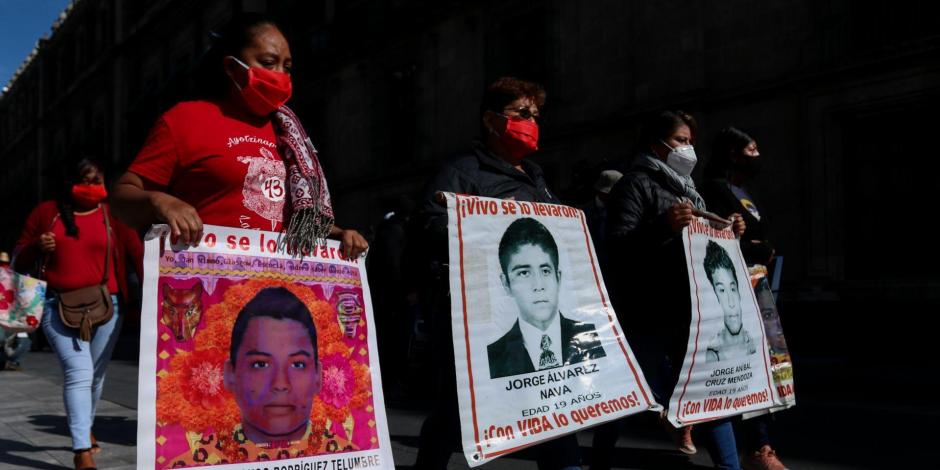 Madres y padres de los 43 normalistas de Ayotzinapa, el 10 de julio de 2020