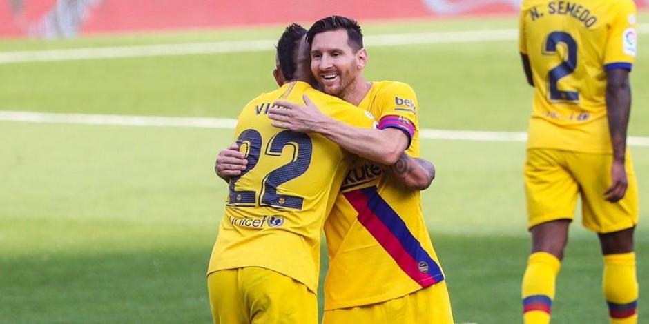 Messi felicita a Vidal luego de su anotación en el Estadio José Zorrilla.
