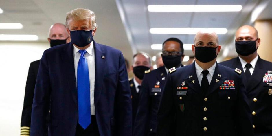 Donald Trump usa un cubrebocas durante una visita al Centro Médico Militar Nacional Walter Reed.