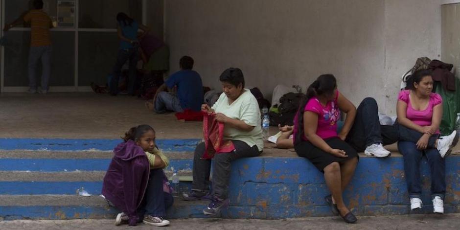 Familiares de infectados esperan afuera de un hospital en la capital, Villahermosa, en mayo pasado.