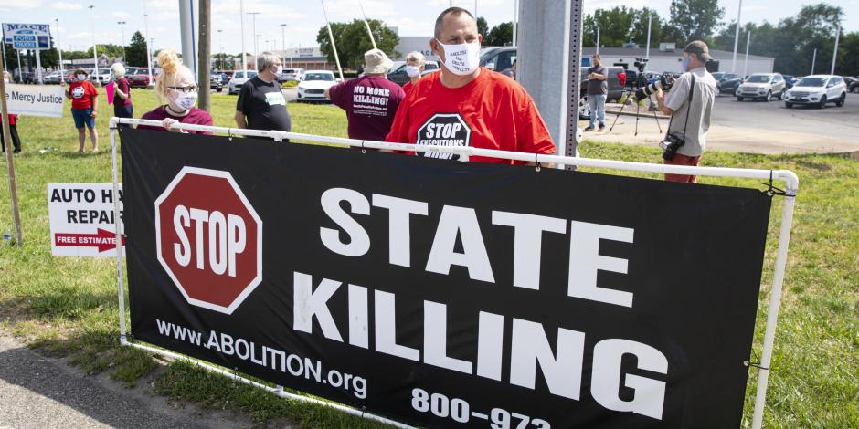 Manifestantes en contra de la pena de muerte se reúnen en Terre Haute, Indiana, 13 de julio de 2020.