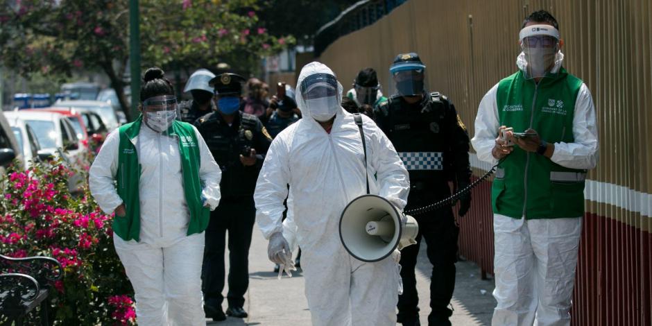 Elementos de la Brigada de la Calle y policías de la CDMX recorren el perímetro del Hosital General de México para tomar la temperatura y sanitizar espacios.