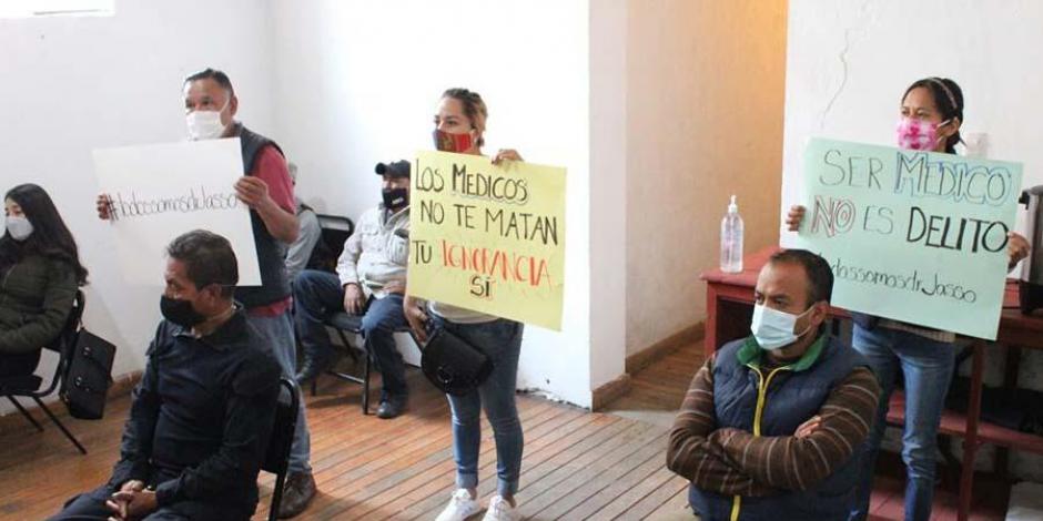 Representantes del sector salud protestan en reunión con autoridades estatales tras agresión a la familia del doctor Jasso.