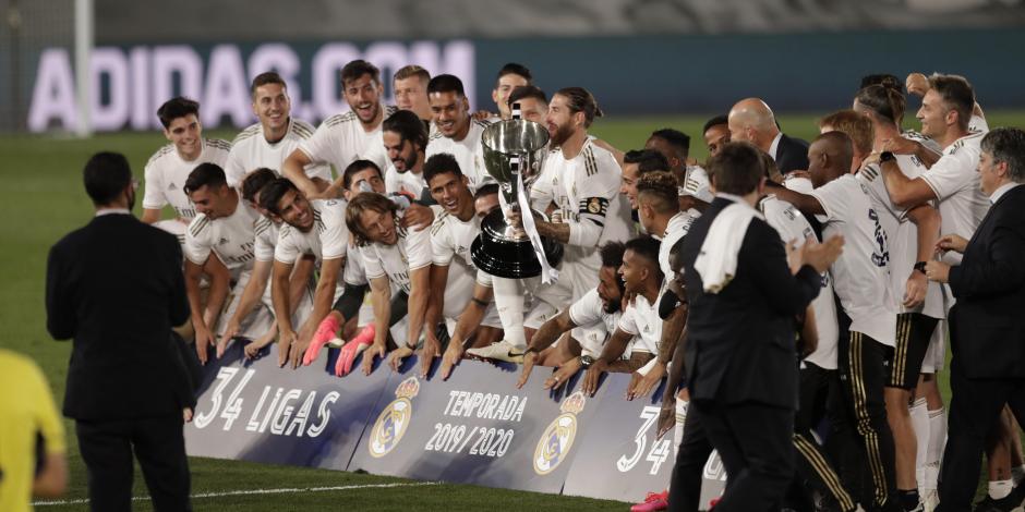 Los jugadores del cuadro merengue celebran la obtención del título luego de su triunfo sobre el Villarreal.