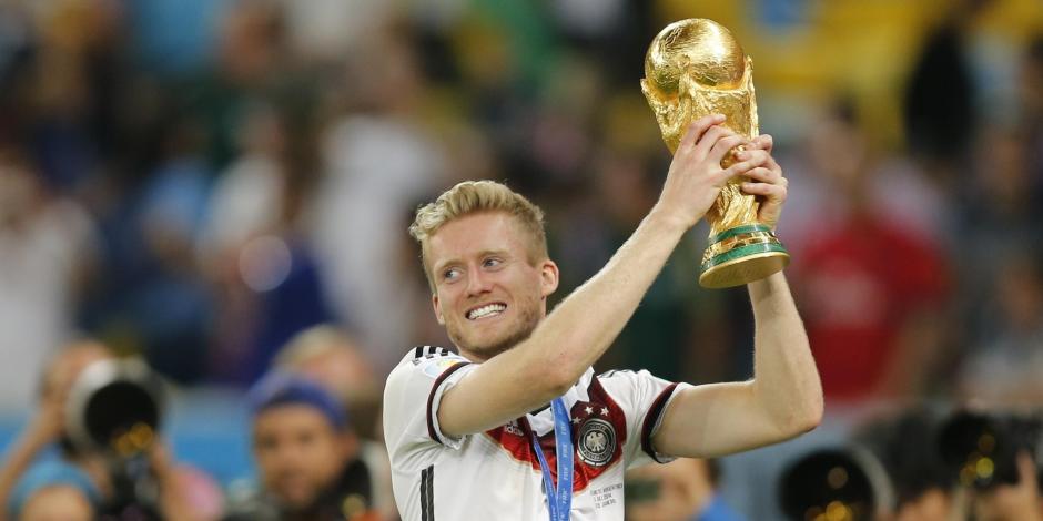 Schürrle alza el trofeo de campeón luego de la victoria de Alemania sobre Argentina en la final de la Copa del Mundo 2014, en el Estadio Maracaná.