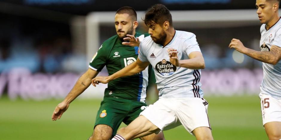 El mexicano Néstor Araujo disputa el esférico en el duelo más reciente entre Celta y Espanyol.