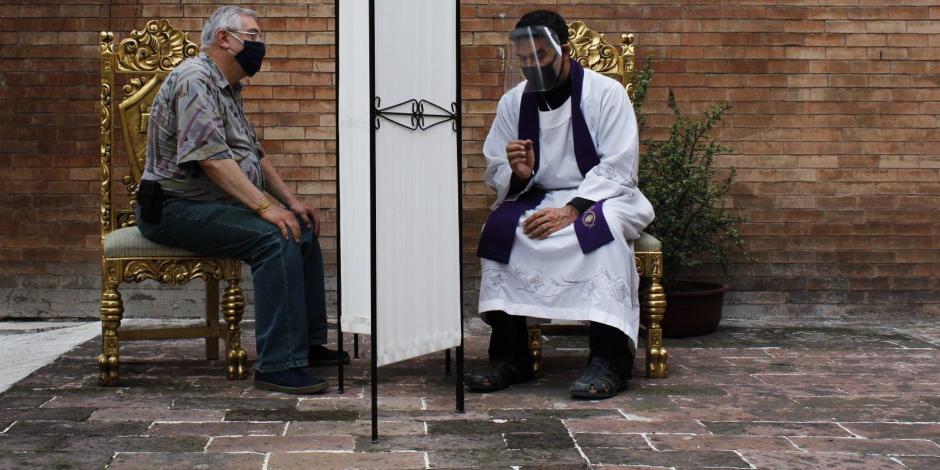 En una parroquia de la Ciudad de México las confesiones son al aire libre y con distancia.