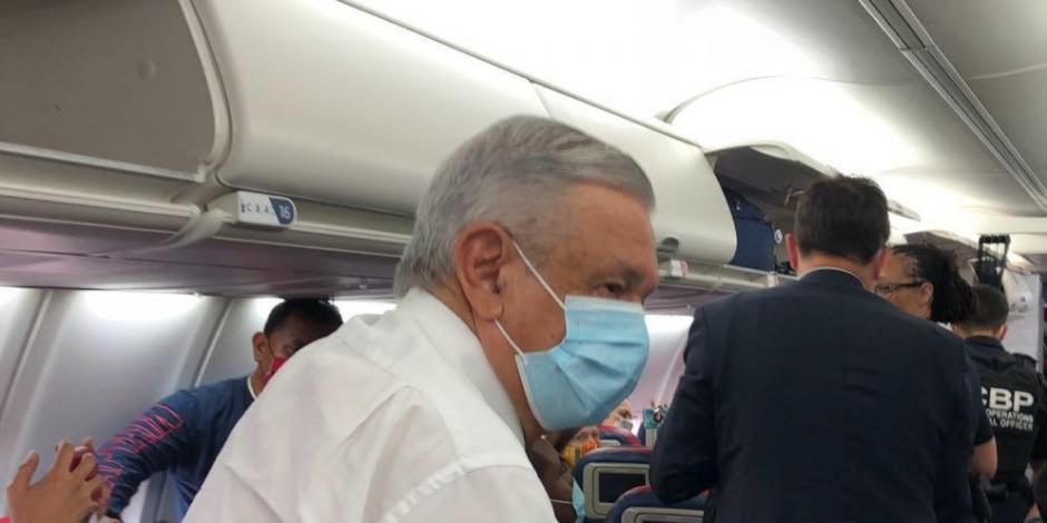 El Presidente de México, Andrés Manuel López Obrador, abordando un vuelo hacía EU para su gira de trabajo.
